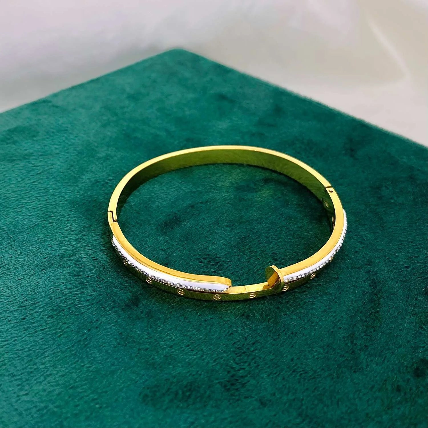 Golden Glamour | Handcuff