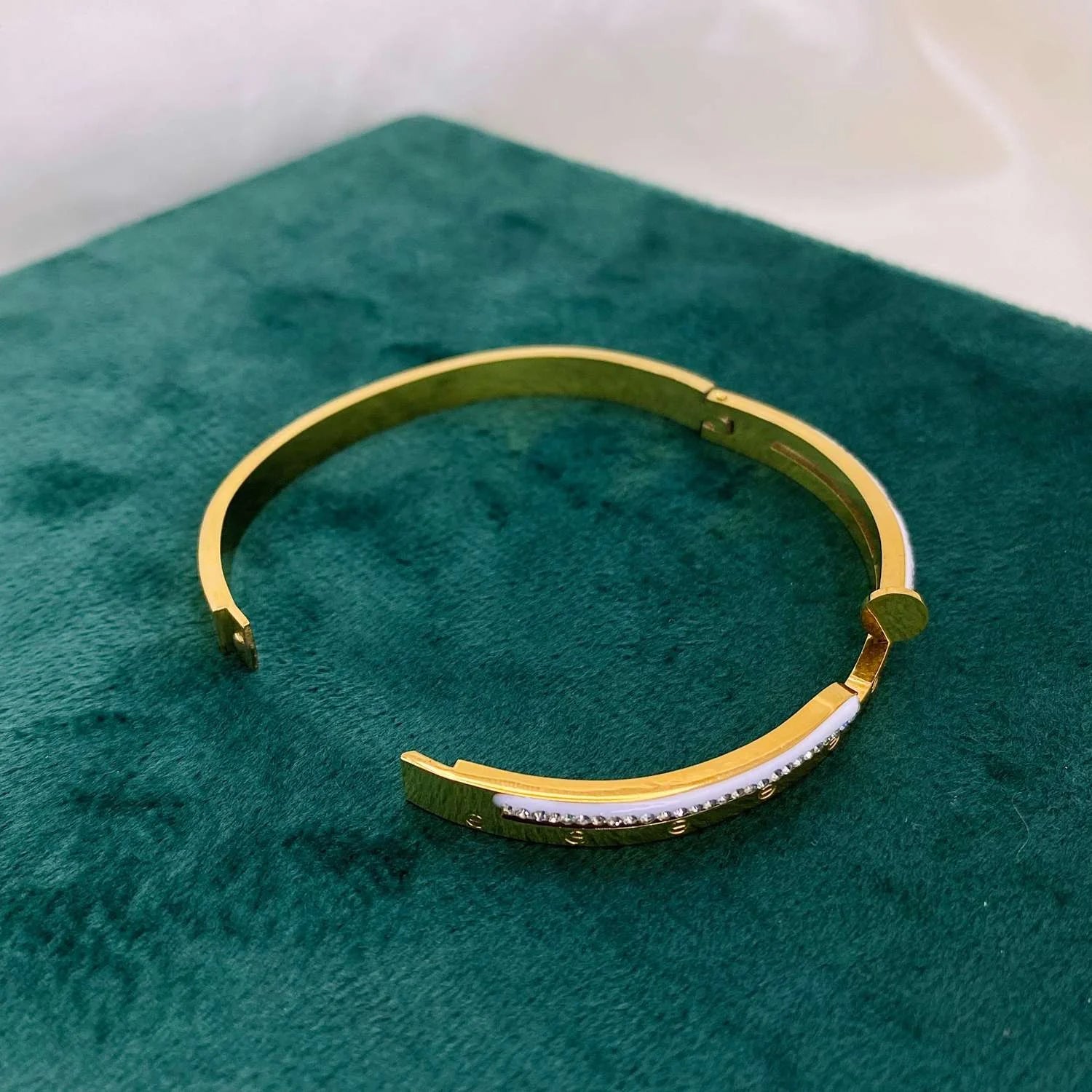 Golden Glamour | Handcuff