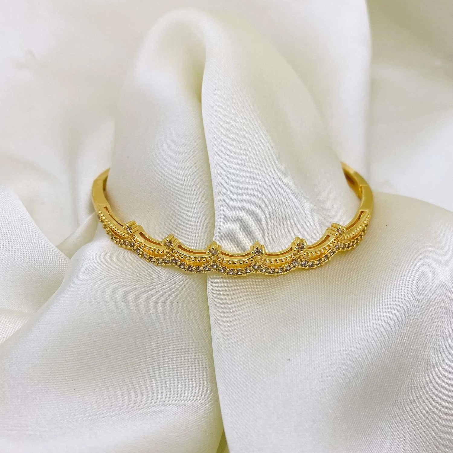 Crown Crest | Handcuff