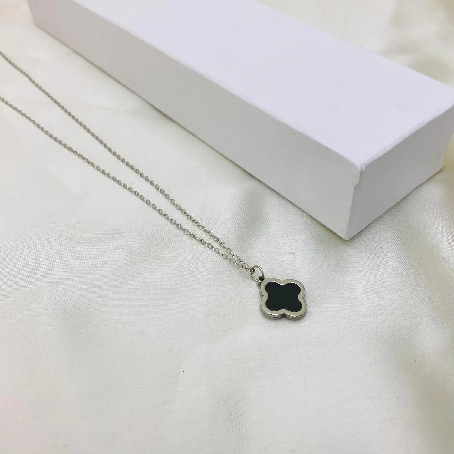 Luna Clover | Pendant